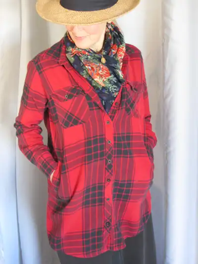 Label: Harlow, Size: Medium. Gently worn: soft, comfy cotton flannel shirt with roomy side pockets....
