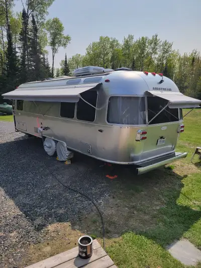 VACATION IN THIS BEAUTIFUL COACH. 2022-27’ AIRSTREAM FRONT BED TWIN FOR SALE. VERY LITTLE USE IS REA...
