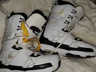 WHITE BURTON MENS SIZE 9 SNOWBOARD BOOTS, View more