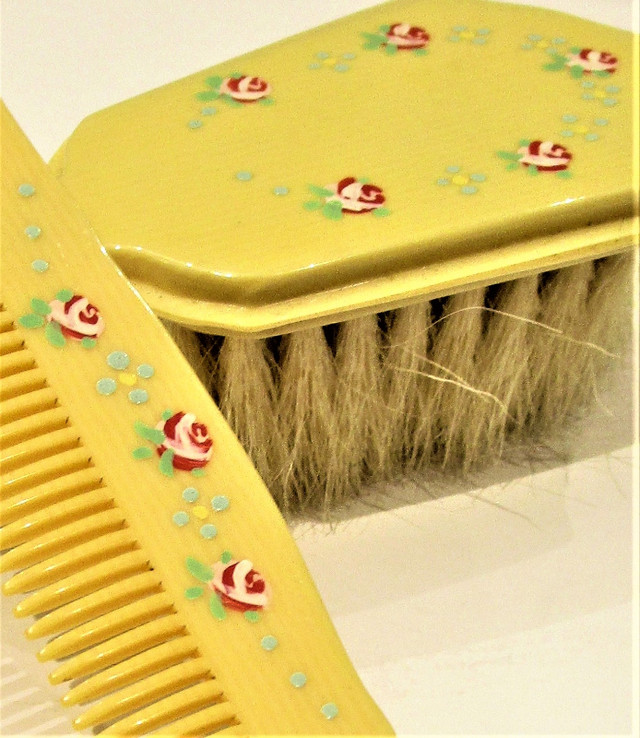 1920'S "FRENCH IVORY" BABY'S BRUSH & COMB SET in Arts & Collectibles in Hamilton - Image 2