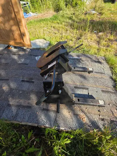 Sliding fifth wheel hitch