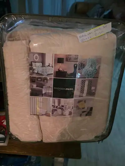 OPEN PACKAGE NEW Madison Park Quebec Queen Quilted Bedspread Set, View more