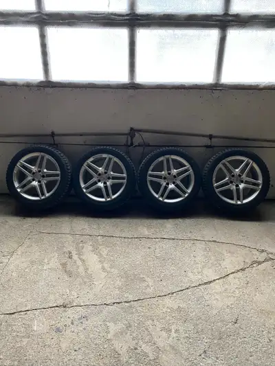 Mags BMW en aluminium 18x8.5. Bolt patern 5x112 Pneus Nokian tyres 245/45r18 d’hiver 8/32 Boulons 14...