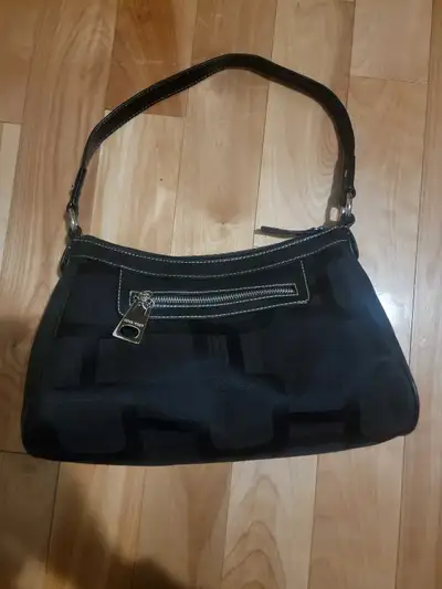 Sac à main nine west en comme neuf, jamais porté. Valeur de 150$