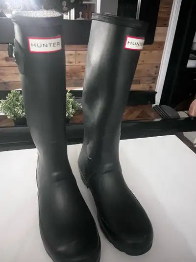 Price is firm Selling a pair of Hunter rain boots in black. They're in good condition and ready for...