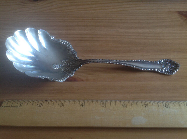 ANTIQUE WM. ROGERS ORNATE PATTERN -BERRY/CASSEROLE SERVING SPOON in Arts & Collectibles in Thunder Bay - Image 2