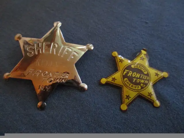 2 VINTAGE FRONTIER TOWN SHERIFF BADGES-1950'S-NEW YORK-CLEAN! in Arts & Collectibles in Laval / North Shore - Image 3