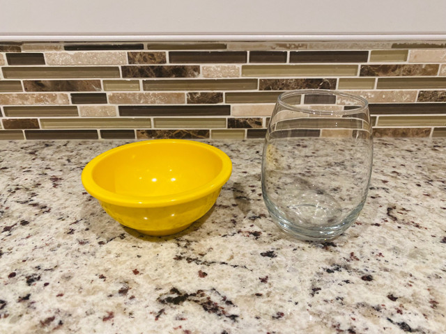 Yellow plastic bowl  in Kitchen & Dining Wares in Calgary - Image 2