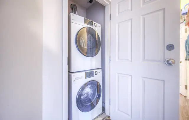 172 Regina St. N. Apt. #5 Room#2 - SUBLET $875 includes parking in Room Rentals & Roommates in Kitchener / Waterloo - Image 10