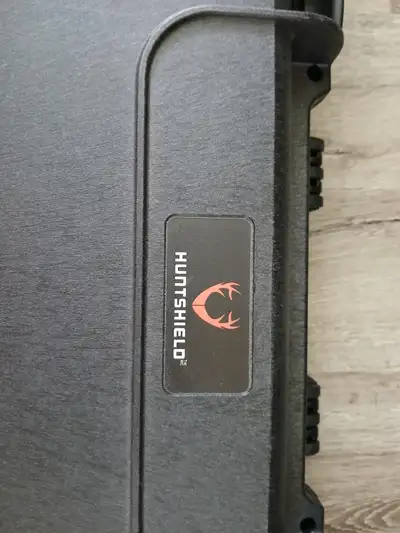 L'étui traditionnel pour armes à feu HuntShield Max Pro Series est doté d'une coque épaisse en polyp...