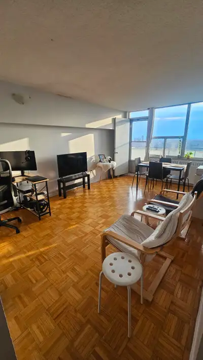 Lease Transfer – 77 Davisville Ave, Toronto Location: Midtown Toronto Beautiful apartment available...