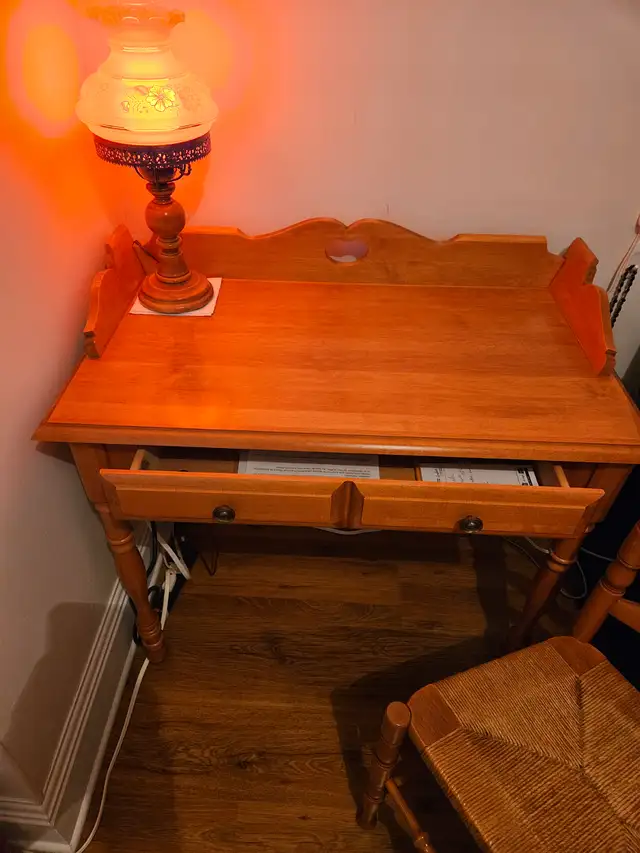 ensemble pupitre et chaise colonila Roxton in Desks in Edmundston - Image 3
