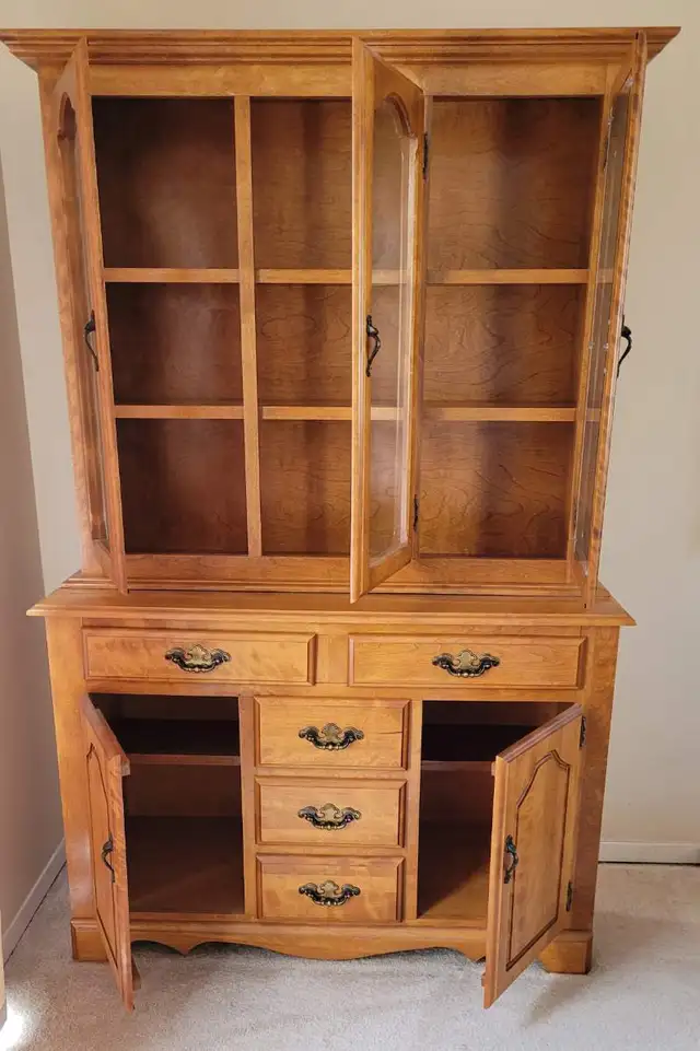 Maple Buffet and Hutch in Hutches & Display Cabinets in Kingston - Image 3