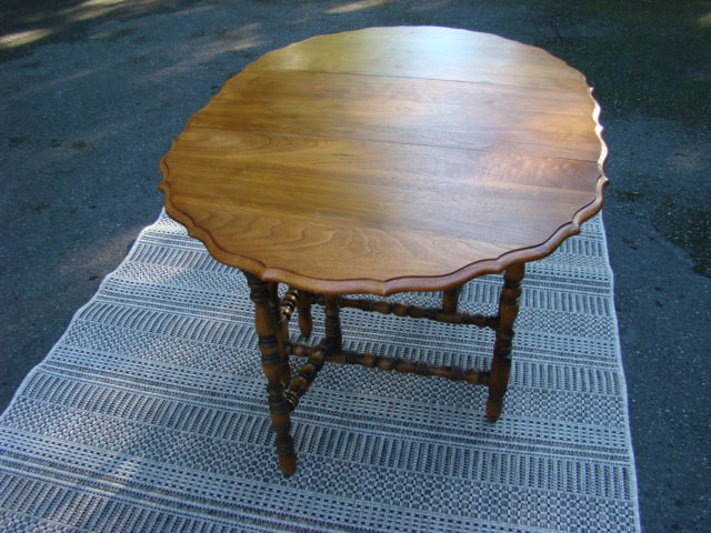 Antique Drop Leaf Gate Leg Table in Arts & Collectibles in Comox / Courtenay / Cumberland - Image 3