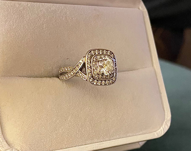 14k .73 VS diamond brilliant cut / VS diam. halo engagement ring in Jewellery & Watches in Cambridge - Image 2
