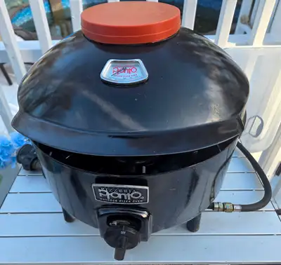 Four à pizza au gaz propane Pronto avec pierre à cuisson. J'inclus une capote pour BBQ. Valeur à. ne...