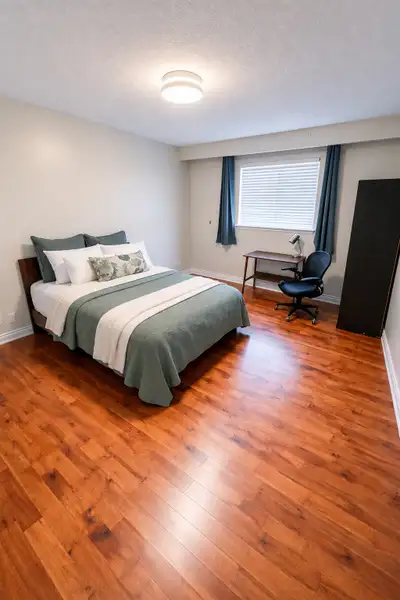 A spacious private room in a well-maintained detached house located in Scarborough’s prime location...