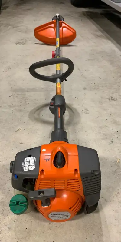 Husqvarna 128ld 2 cycle string trimmer $200 Selling for the old man Brand new OEM carb just installe...