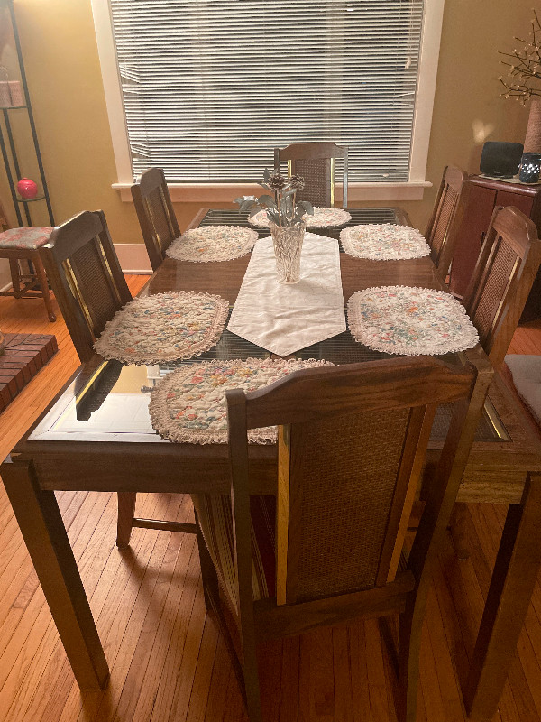 Dinning room set and 6 chairs in Dining Tables & Sets in Stratford