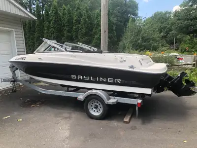 Bateau bayliner 2013 bowrider, 17.5 pieds, moteur Mercury, en bord, 3.0L, 135 CV, toit bimini, avec...