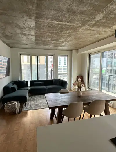 Spacieux 2 Chambres, 2 Salles de Bains + Garage Intérieur