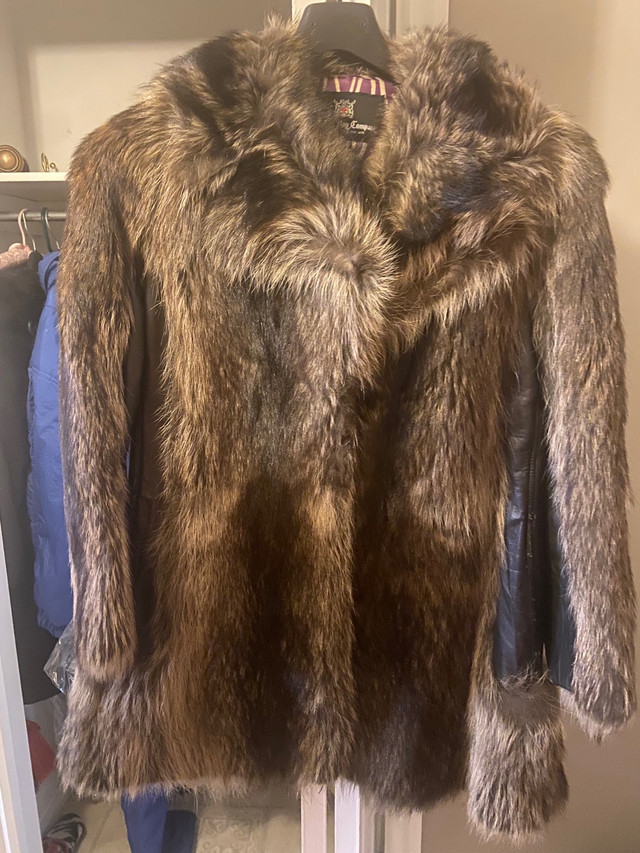 Fur/leather coat dans Femmes - Hauts et vêtements d'extérieur  à Saskatoon - Image 2