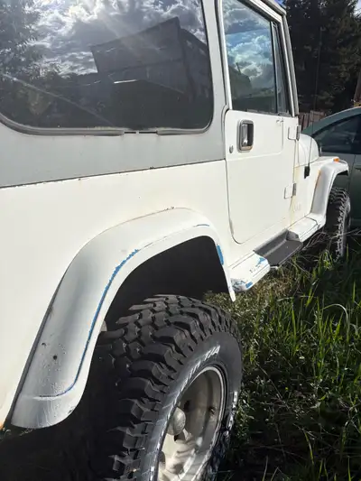 Selling a 1989 Jeep yj with the 4.2 carb and 5speed transmission! Runs and drives Comes with nice ri...