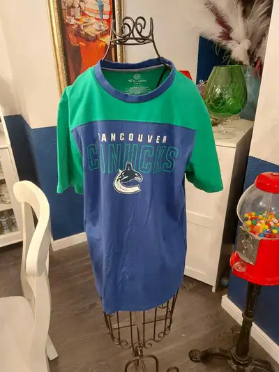 Vancouver Canucks t shirt medium , View more