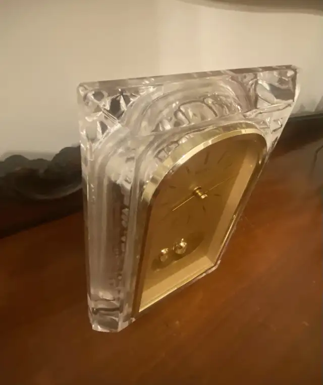 Vintage Seiko Quartz Crystal Mantle Clock Rotating Pendulum. in Home Décor & Accents in Markham / York Region - Image 7
