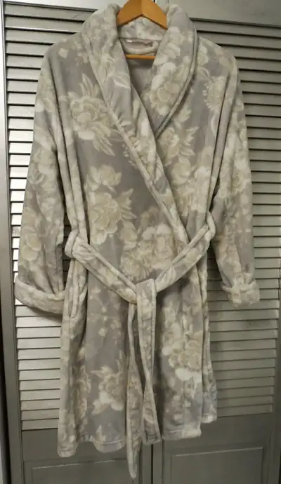 LA VIE EN ROSE Grey Floral Print Robe - M, View more
