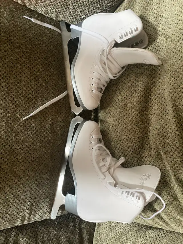 Figure Skates Size 5 in Skates & Blades in Oakville / Halton Region - Image 3