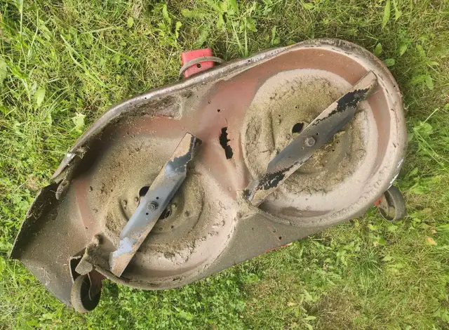 Toro 42" Mower Cutting Deck in Lawnmowers & Leaf Blowers in Belleville - Image 3