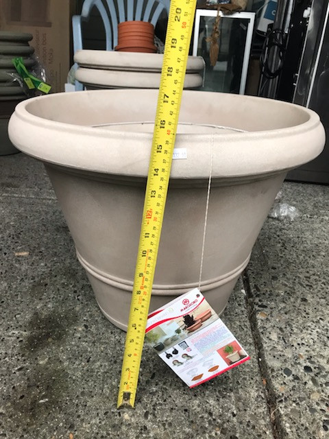 Marchioro Cuenca 50 - 9.6 Gallon Planters in Outdoor Décor in Burnaby/New Westminster