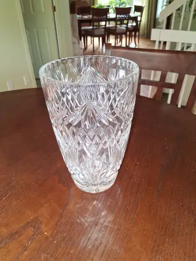 Très jolie vase a fleur de qualité supérieure. Dimensions : 8 3/4 po.hauteur et 5 po.diametre de l'o...