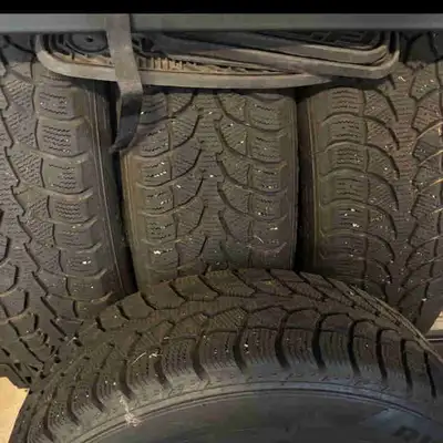 Rovelo winter tires like new worth 1000$ new selling because I no longer have vehicle
