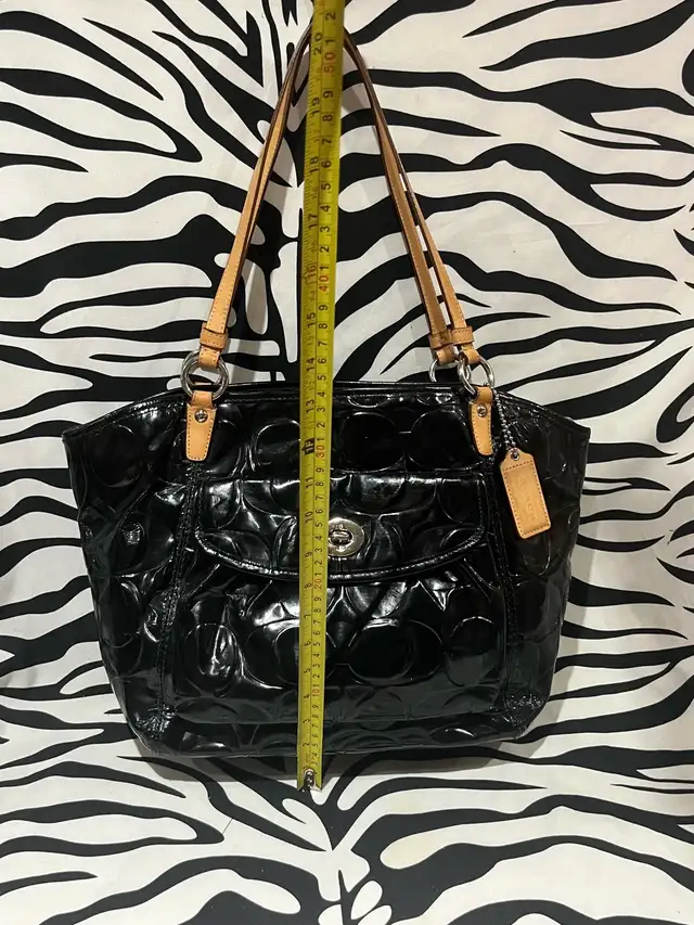 Black Vintage Coach Bag in Women's - Bags & Wallets in City of Toronto - Image 5