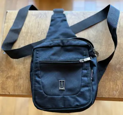Sac avec ganse bandoulière ajustable, fermeture à glissière et pochettes zippées. Très pratique pour...