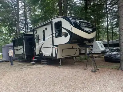 Très belle fifthwheel de 34 pieds. Très propre. Toujours bien entretenue. Aucune infiltration. Jamai...