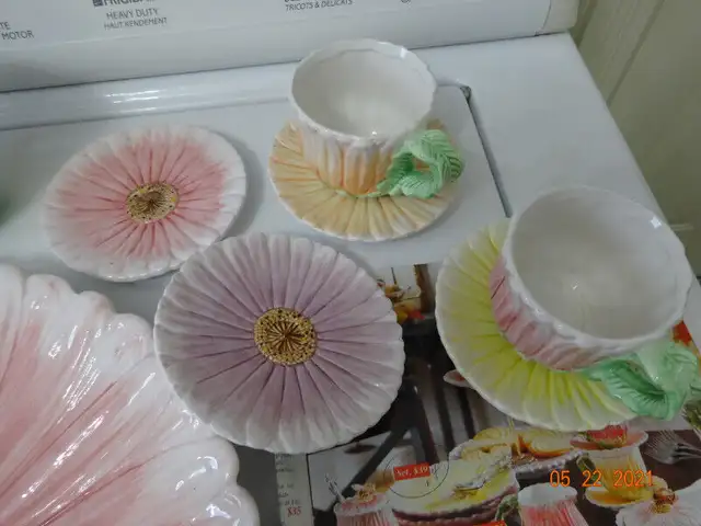 Set of  Summer  dishes, from 1990s, never used. like flowers, 4 in Arts & Collectibles in Kelowna - Image 3