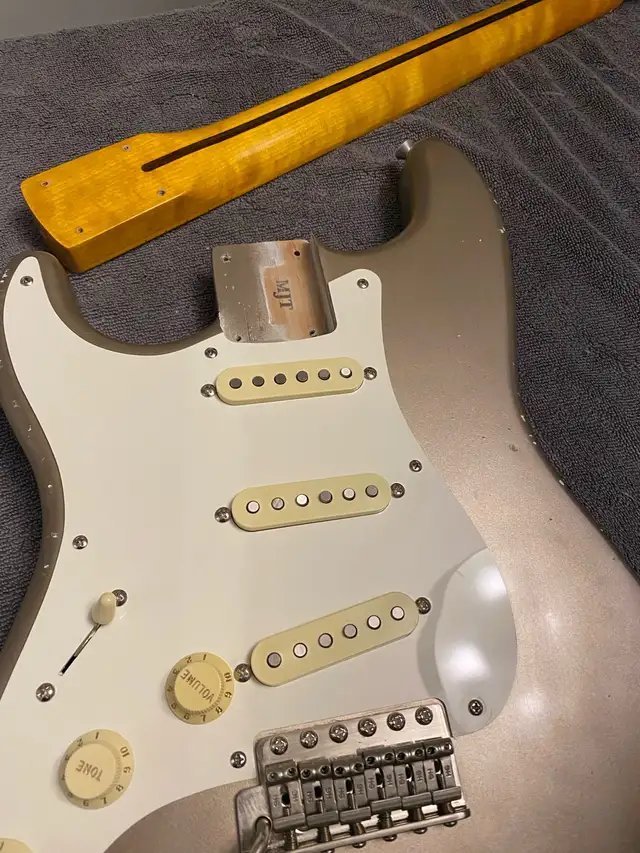MJT Strat Mark Jenny Nitro Relics LEFTY in Guitars in City of Montréal - Image 7