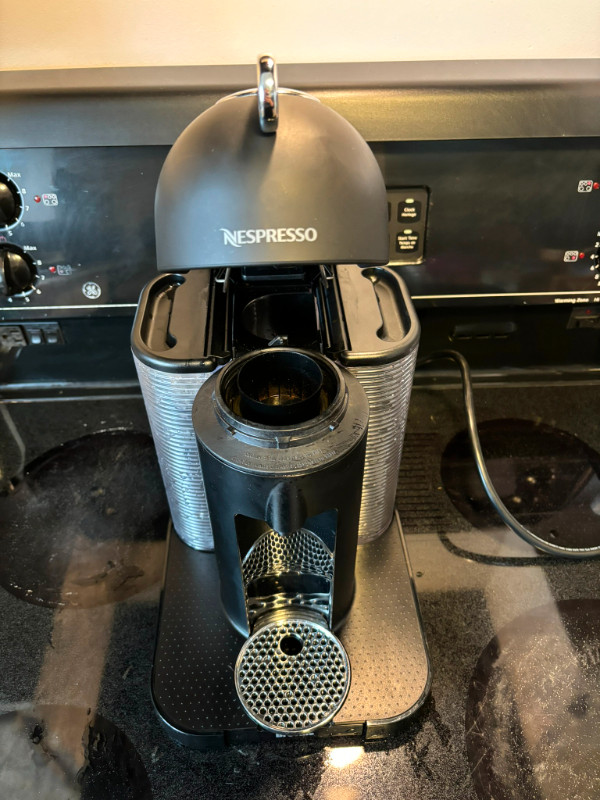 Nespresso Vertuo - Matte Black in Coffee Makers in Calgary - Image 4