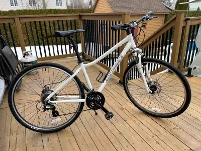 Velo hybride Northrock XCW 26 pouces et 21 vitesses taille: Médium Monté avec groupe Shimano, dérail...