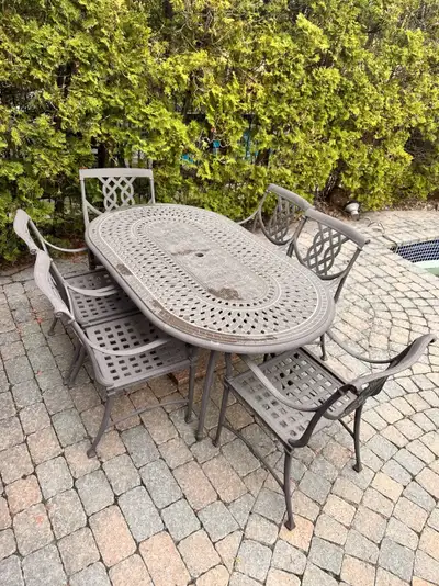table extérieur jardin, 6 chaises, parasol, pied et 2 chaises longues. en fonte ( ne partira pas au...