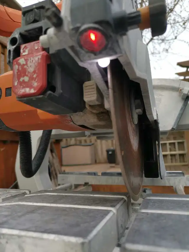 RIDGID 10-inch Wet Tile Saw in Power Tools in Markham / York Region - Image 3