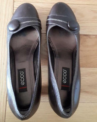 Women's shoes in very good condition; pay what you can