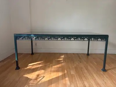 **Ensemble de salle à manger en fer forgé et verre – 500 $ (prix négociable)** Magnifique ensemble d...