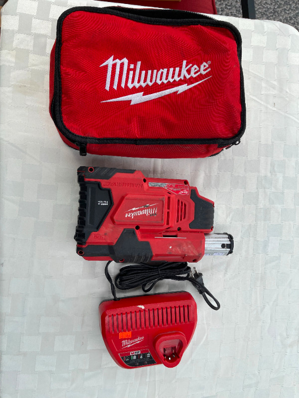 Milwaukee M12 12V Universal HAMMERVAC Dust Extractor Kit in Power Tools in Burnaby/New Westminster