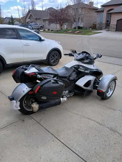 All new tires last season. 990cc engine, 23 406 km. Hard locking saddle bags, 2 sets of keys, owners...