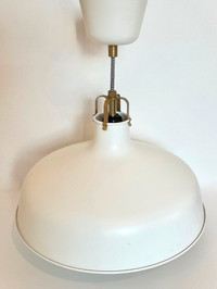 Collection. Décoration. Lampe à suspendre en fer émaillé IKEA