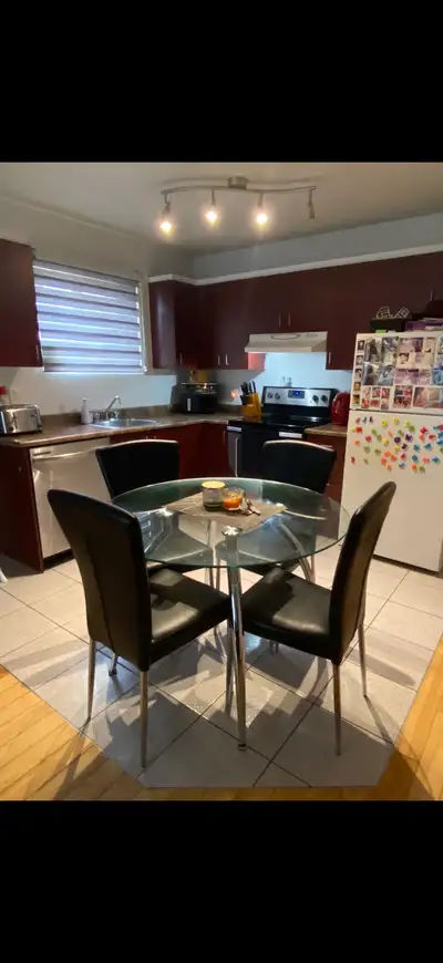 Très bel appartement 4½ à Montréal-Est, avec entrée privée et espace de stationnement extérieur rése...
